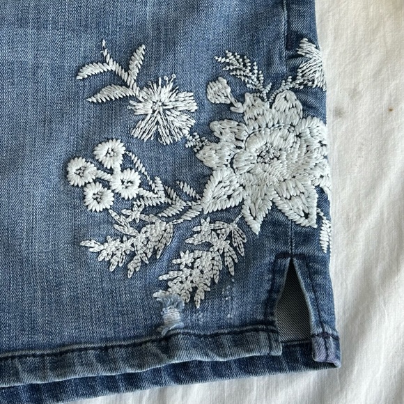 Vera Wang Floral Embroidered Shorts Size 12 - Picture 6 of 15